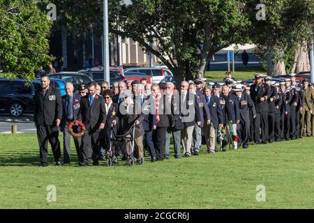 Des membres des forces armées néo-zélandaises, actuels et anciens, défilent le jour de l'Anzac. Tauranga, Nouvelle-Zélande, avril 25 2018 Banque D'Images