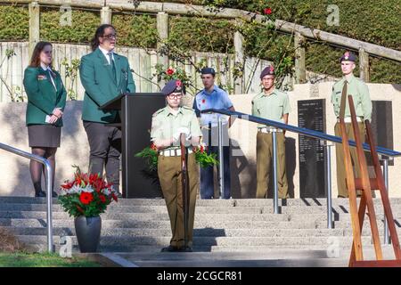 Des écoliers prononcent un discours lors de la commémoration de la Journée de l'Anzac à Tauranga, en Nouvelle-Zélande. Avril 25 2018 Banque D'Images