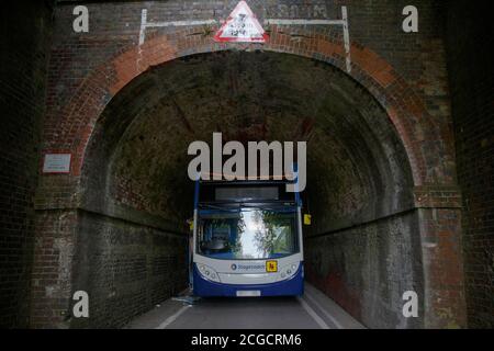 Headbourne worthy, Winchester, Royaume-Uni jeudi 10 septembre 2020. NOTE: Numberplate floue pour la sécurité le bus scolaire Stagecoach qui a eu son toit déchiré quand il s'est écrasé dans un pont de chemin de fer, blessant plusieurs enfants à Wellhouse Lane, Headbourne digne, près de Winchester, Royaume-Uni. Trois enfants ont été grièvement blessés par l'accident qui s'est produit le 8.12 jeudi matin alors que le bus emportait des élèves à l'école Henry Beaufort. Un certain nombre d'ambulanciers, d'pompiers et de policiers ont assisté à la scène. Luke MacGregor / Alamy Banque D'Images