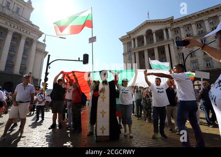 10 septembre, Sofia, Bulgarie: 64ème jour de manifestations contre la mafia, le gouvernement et le procureur général Ivan Geshev. Les gens déroulent la fl. Bulgare Banque D'Images