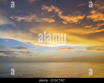 Coucher de soleil haut en couleur sur le golfe du Mexique depuis Caspersen Plage à Venise Floride États-Unis Banque D'Images
