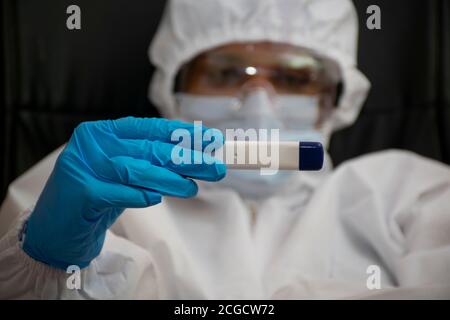 médecin infirmière tenant et voyant le résultat de la trousse de test du coronavirus Banque D'Images