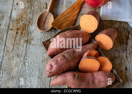 Les patates douces sur table en bois Banque D'Images
