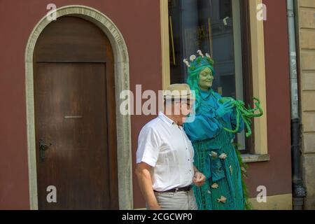 Gdansk, Pologne du Nord - 15 août 2020 : un homme prenant des photos avec une dame vêtue comme un personnage magique du film de disney dans la vieille ville Banque D'Images