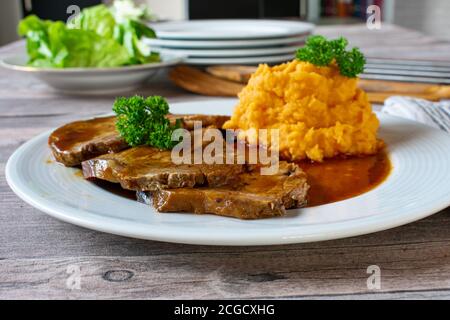 Rôti de porc avec purée de pommes de terre et sauce Banque D'Images