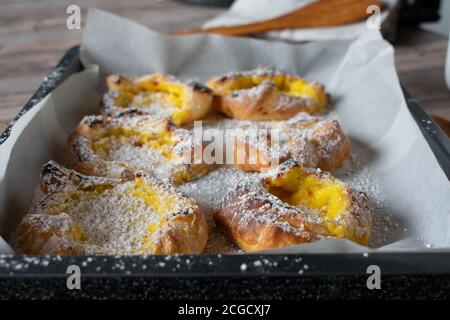 Pâtisseries douces et feuilletées cuites maison - recette des pays-bas Banque D'Images