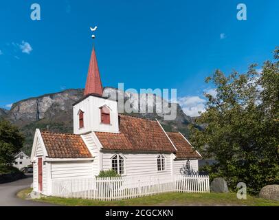 Undredal, un petit village de pêcheurs sur les rives de l'Aurlandsfjorden, une branche au large du massif Sognefjorden, Vestland, Norvège, qui abrite le plus petit Banque D'Images