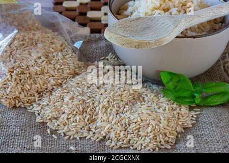 Riz basmati brun cru et non cuit sur un chiffon de jute Banque D'Images