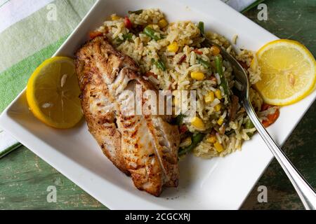 poisson poêlé naturel avec riz brun et légumes Banque D'Images