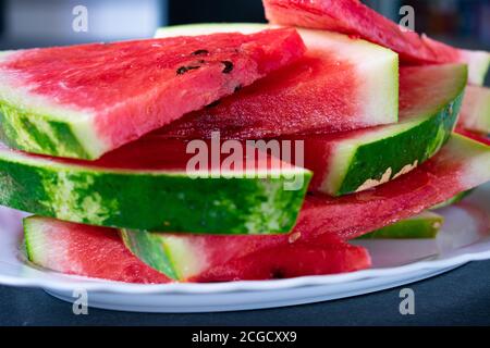 Gros plan des tranches de pastèque sur une assiette Banque D'Images