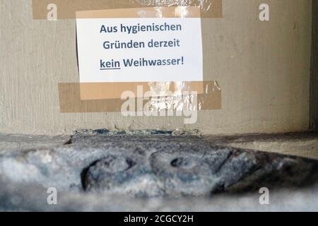 Allemagne, 9. 2020 septembre : en raison de la crise de Corona, l'eau sanctifiée n'est pas utilisée dans les polices d'eau sainte dans les églises catholiques pour des raisons d'hygiène. Bassin dans la collégiale Saint-Martin et Saint-Severus à Münstermaifeld, Allemagne Banque D'Images