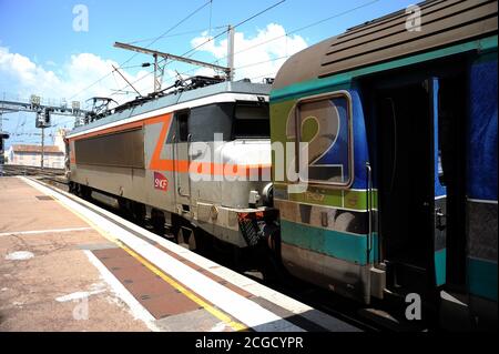 Service en direction de l'ouest derrière la 122337 à Saint-Raphaël-Valescure. Banque D'Images