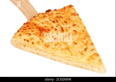 Tranche de tarte fraîche cuite au fromage sur spatule en bois isolée sur fond blanc Banque D'Images