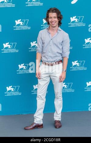 Venise, Italie. 10 septembre 2020. Tonio Schneider pose au photocall de 'und Morgen Die Ganze Welt (et demain le monde entier" lors du 77e Festival du film de Venise au Palazzo del Casino sur le Lido à Venise, en Italie, le 10 septembre 2020. | utilisation dans le monde crédit : dpa Picture Alliance/Alay Live News Banque D'Images