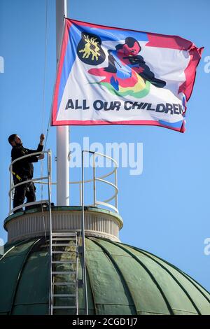 SOUS EMBARGO LE 17 SEPTEMBRE 2020 LONDRES, ROYAUME-UNI. 10 septembre 2020. All Our Children, un nouveau drapeau en polyester recyclé par le designer de mode Bethany Williams, est élevé à Somerset House avant la London Fashion week. Credit: Stephen Chung / Alamy Live News Banque D'Images