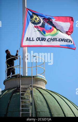 SOUS EMBARGO LE 17 SEPTEMBRE 2020 LONDRES, ROYAUME-UNI. 10 septembre 2020. All Our Children, un nouveau drapeau en polyester recyclé par le designer de mode Bethany Williams, est élevé à Somerset House avant la London Fashion week. Credit: Stephen Chung / Alamy Live News Banque D'Images