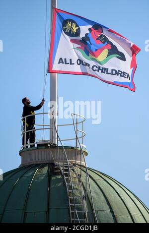 SOUS EMBARGO LE 17 SEPTEMBRE 2020 LONDRES, ROYAUME-UNI. 10 septembre 2020. All Our Children, un nouveau drapeau en polyester recyclé par le designer de mode Bethany Williams, est élevé à Somerset House avant la London Fashion week. Credit: Stephen Chung / Alamy Live News Banque D'Images