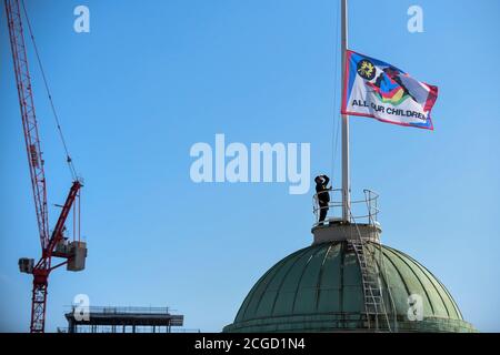 SOUS EMBARGO LE 17 SEPTEMBRE 2020 LONDRES, ROYAUME-UNI. 10 septembre 2020. All Our Children, un nouveau drapeau en polyester recyclé par le designer de mode Bethany Williams, est élevé à Somerset House avant la London Fashion week. Credit: Stephen Chung / Alamy Live News Banque D'Images