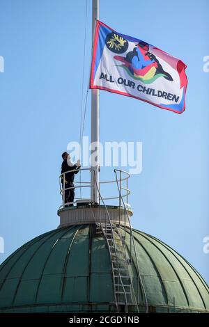 SOUS EMBARGO LE 17 SEPTEMBRE 2020 LONDRES, ROYAUME-UNI. 10 septembre 2020. All Our Children, un nouveau drapeau en polyester recyclé par le designer de mode Bethany Williams, est élevé à Somerset House avant la London Fashion week. Credit: Stephen Chung / Alamy Live News Banque D'Images