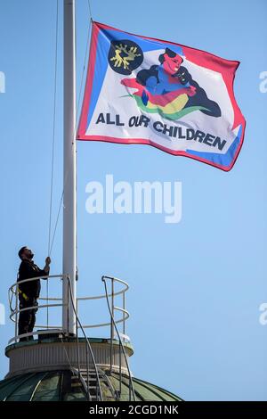 SOUS EMBARGO LE 17 SEPTEMBRE 2020 LONDRES, ROYAUME-UNI. 10 septembre 2020. All Our Children, un nouveau drapeau en polyester recyclé par le designer de mode Bethany Williams, est élevé à Somerset House avant la London Fashion week. Credit: Stephen Chung / Alamy Live News Banque D'Images