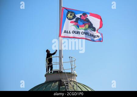 SOUS EMBARGO LE 17 SEPTEMBRE 2020 LONDRES, ROYAUME-UNI. 10 septembre 2020. All Our Children, un nouveau drapeau en polyester recyclé par le designer de mode Bethany Williams, est élevé à Somerset House avant la London Fashion week. Credit: Stephen Chung / Alamy Live News Banque D'Images