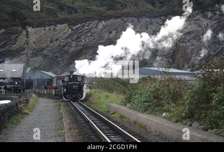 'Mersdin Emrys' amène un train d'ardoise de Boston Lodge Yard et sur la rafle. Banque D'Images