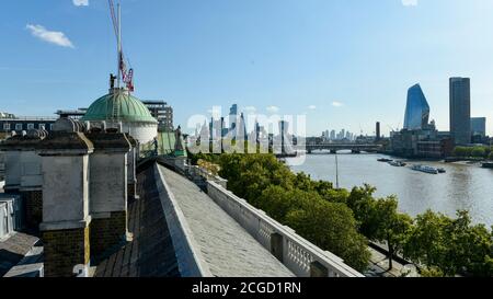 SOUS EMBARGO LE 17 SEPTEMBRE 2020 LONDRES, ROYAUME-UNI. 10 septembre 2020. All Our Children, un nouveau drapeau en polyester recyclé par le designer de mode Bethany Williams, est élevé à Somerset House avant la London Fashion week. Credit: Stephen Chung / Alamy Live News Banque D'Images