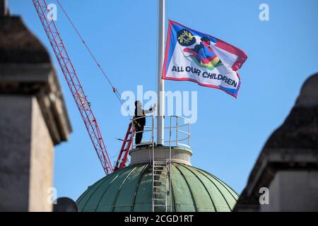 SOUS EMBARGO LE 17 SEPTEMBRE 2020 LONDRES, ROYAUME-UNI. 10 septembre 2020. All Our Children, un nouveau drapeau en polyester recyclé par le designer de mode Bethany Williams, est élevé à Somerset House avant la London Fashion week. Credit: Stephen Chung / Alamy Live News Banque D'Images