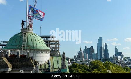 SOUS EMBARGO LE 17 SEPTEMBRE 2020 LONDRES, ROYAUME-UNI. 10 septembre 2020. All Our Children, un nouveau drapeau en polyester recyclé par le designer de mode Bethany Williams, est élevé à Somerset House avant la London Fashion week. Credit: Stephen Chung / Alamy Live News Banque D'Images