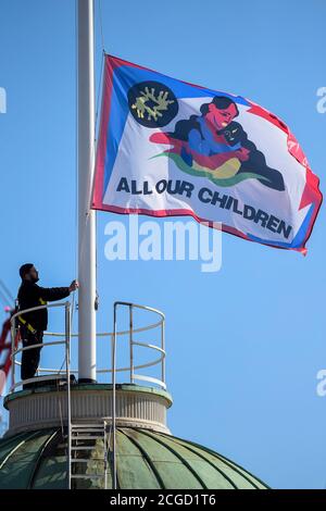 SOUS EMBARGO LE 17 SEPTEMBRE 2020 LONDRES, ROYAUME-UNI. 10 septembre 2020. All Our Children, un nouveau drapeau en polyester recyclé par le designer de mode Bethany Williams, est élevé à Somerset House avant la London Fashion week. Credit: Stephen Chung / Alamy Live News Banque D'Images