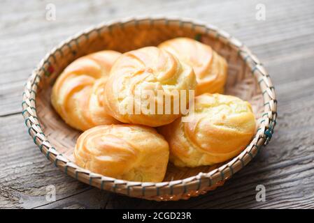 Crème à la vanille sur fond de panier en bois / Délicieux délice sucré et feuilleté Banque D'Images