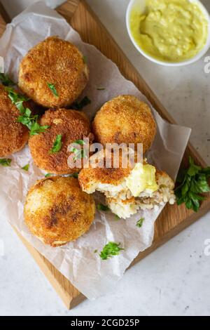 Arancini italien maison classique. Boulettes de riz frites à la viande hachée servies avec une sauce au persil et au fromage. Vue de dessus. Banque D'Images