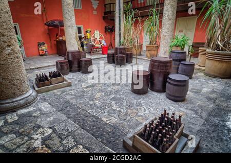 Intérieur de l'usine de rhum Havana Club, Cuba Banque D'Images