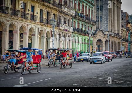 Vieux appartements usés à la Havane, Cuba Banque D'Images