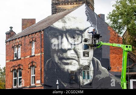 L'artiste Irek Jasutowicz travaille sur une nouvelle fresque du directeur de Leeds United Marcelo Bielsa près de Hyde Park à Leeds. Le club du West Yorkshire marquera son retour à la Premier League après 16 ans d'attente avec un voyage pour les champions de Liverpool samedi. Banque D'Images