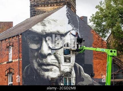 L'artiste Irek Jasutowicz travaille sur une nouvelle fresque du directeur de Leeds United Marcelo Bielsa près de Hyde Park à Leeds. Le club du West Yorkshire marquera son retour à la Premier League après 16 ans d'attente avec un voyage pour les champions de Liverpool samedi. Banque D'Images