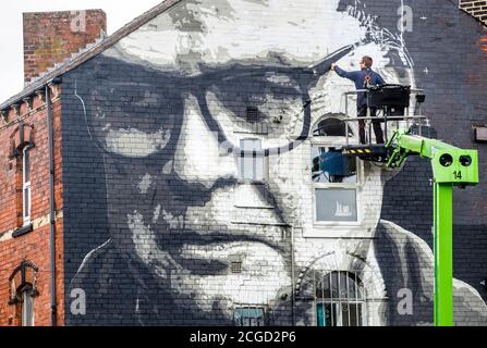 L'artiste Irek Jasutowicz travaille sur une nouvelle fresque du directeur de Leeds United Marcelo Bielsa près de Hyde Park à Leeds. Le club du West Yorkshire marquera son retour à la Premier League après 16 ans d'attente avec un voyage pour les champions de Liverpool samedi. Banque D'Images