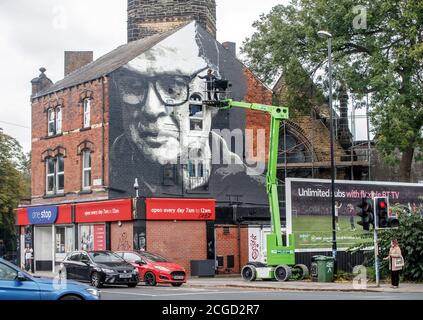 L'artiste Irek Jasutowicz travaille sur une nouvelle fresque du directeur de Leeds United Marcelo Bielsa près de Hyde Park à Leeds. Le club du West Yorkshire marquera son retour à la Premier League après 16 ans d'attente avec un voyage pour les champions de Liverpool samedi. Banque D'Images