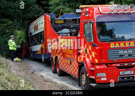 Headbourne worthy, Winchester, Royaume-Uni jeudi 10 septembre 2020. NOTE: Numberplate floue pour des raisons de sécurité le bus scolaire Stagecoach qui avait son toit déchiré quand il s'est écrasé dans un pont de chemin de fer, blessant plusieurs enfants est enlevé de sous le pont à Wellhouse Lane, Headbourne digne, près de Winchester, Royaume-Uni. Trois enfants ont été grièvement blessés par l'accident qui s'est produit le 8.12 jeudi matin alors que le bus emportait des élèves à l'école Henry Beaufort. Un certain nombre d'ambulanciers, d'pompiers et de policiers ont assisté à la scène. Luke MacGregor / Alamy Banque D'Images