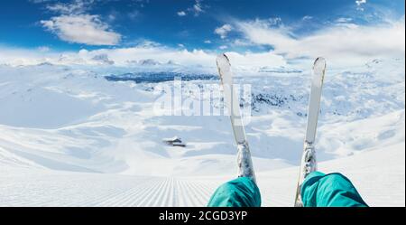 Détail des jambes de skieur prêtes pour une descente en pente. Sports d'hiver et activités de loisirs. Espace libre pour le texte Banque D'Images