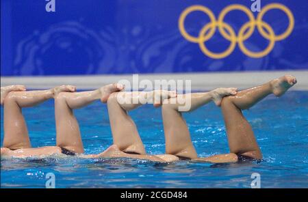 L'ÉQUIPE JAPONAISE DE NATATION SYNCHRONISÉE EXÉCUTE SON PROGRAMME GRATUIT JEUX OLYMPIQUES DE SYDNEY, AUSTRALIE 2000 15/062000 PHOTO CREDIT : © MARK PAIN / ALAY Banque D'Images