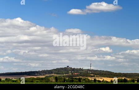 Petersberg, Allemagne. 10 septembre 2020. Les nuages passent au-dessus de Petersberg près de Halle/Saale. Dans la collégiale basilique sur la montagne de 250 mètres de haut se trouve la tombe de Margrave Konrad de Meissen (vers 1098-1157), le fondateur de la succession de Wettin. Credit: Hendrik Schmidt/dpa-Zentralbild/ZB/dpa/Alay Live News Banque D'Images