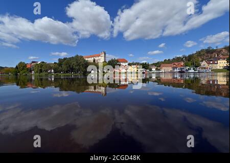 Wettin, Allemagne. 10 septembre 2020. Le château de Wettin est remarquablement enthroned sur un rocher au-dessus de la Saale. Wettin est le château ancestral de la famille Wettin, les margraves, les électeurs et les rois de Saxe. Idéalement situé dans le parc naturel de la vallée inférieure de la Saale, c'est une destination populaire pour les excursions dans la région. Credit: Hendrik Schmidt/dpa-Zentralbild/ZB/dpa/Alay Live News Banque D'Images