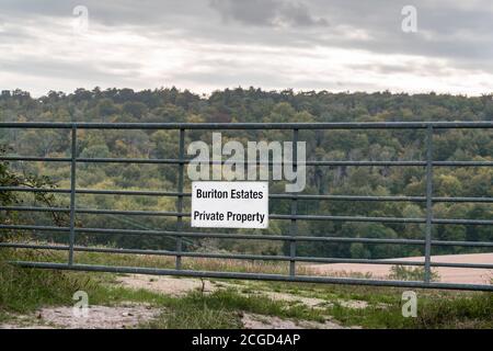 Panneau de propriété privée sur une porte à Buriton Estates dans le South Downs à Hampshire, Angleterre, Royaume-Uni Banque D'Images