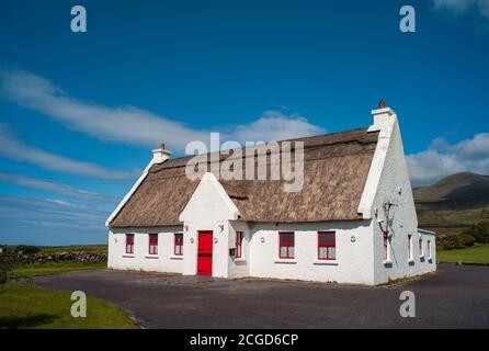 Ancien cottage irlandais au toit de chaume sur la péninsule de Dingle dans le comté de Kerry, en Irlande Banque D'Images