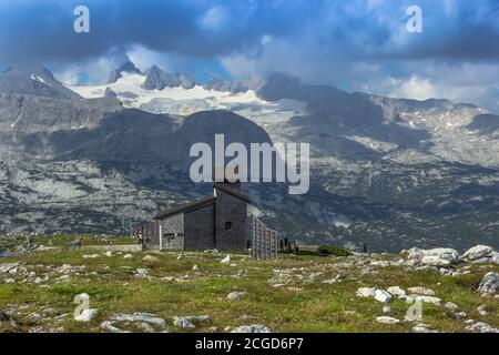 Paysage estival pittoresque des Alpes autrichiennes depuis la montagne de Krippenstein. Vue sur la chaîne de montagnes de Dachstein à Obertraun, Autriche, Europe. Banque D'Images