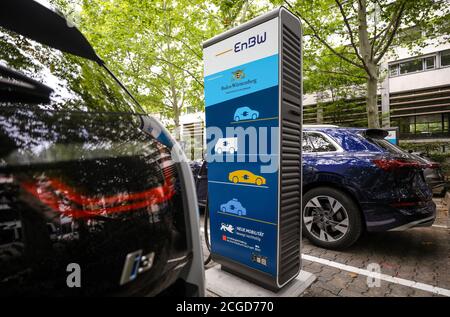 Stuttgart, Allemagne. 10 septembre 2020. Les voitures électriques se tiennent autour d'une station de recharge rapide EnBW à l'ouverture du premier parc de recharge rapide de voiture électrique du centre-ville. La station de charge fait partie du projet financé par l'État « les parcs urbains à chargement rapide dans le Bade-Wurtemberg », où les voitures électriques peuvent être rechargées beaucoup plus rapidement qu'à des stations « normales ». Credit: Christoph Schmidt/dpa/Alay Live News Banque D'Images