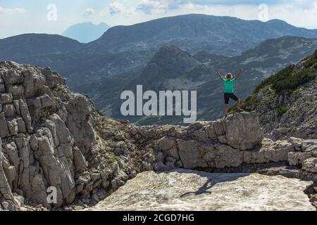 Femme réussie debout sur le sommet de la montagne. Femme active de la wanderlust dans les Alpes, Autriche. Personne sur une falaise. Backpacker profitant de la vue sur la montagne Banque D'Images