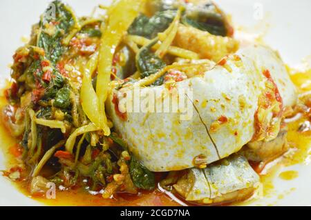 poisson-chat rayé frit épicé aux herbes et au curry sur l'assiette Banque D'Images