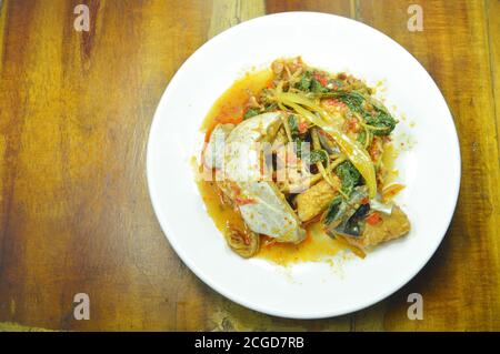 poisson-chat rayé frit épicé aux herbes et au curry sur l'assiette Banque D'Images